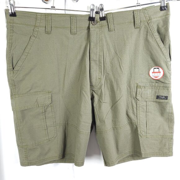 NWT Wrangler Men's 44 Khaki Green Relaxed Fit Knee Length Tech Pocket Shorts - Picture 1 of 8